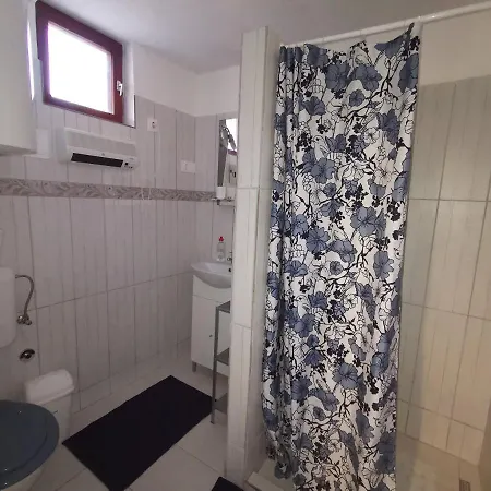 Kisfenyves Es Kontyos Vendeghaz * Romhány
