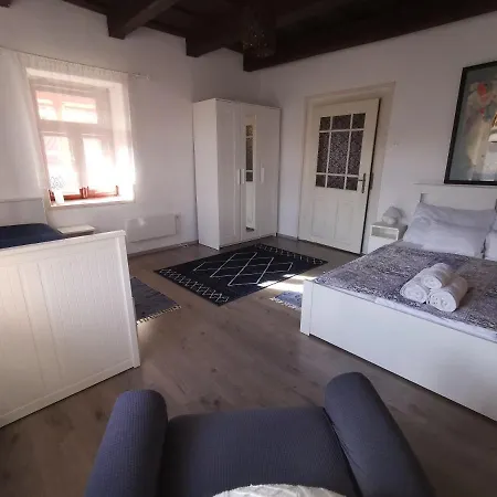 Kisfenyves Es Kontyos Vendeghaz * Romhány